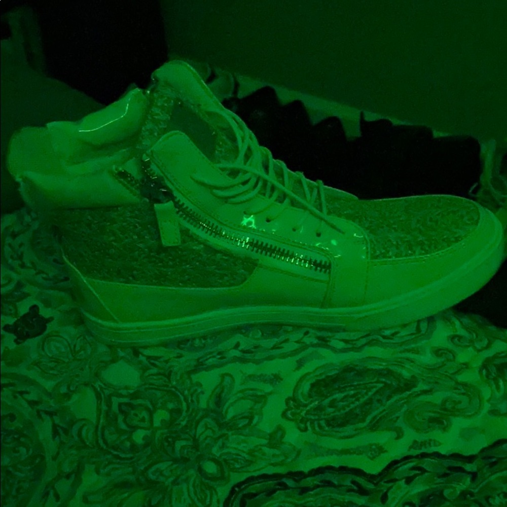 Shoe - Picture 3 of 4